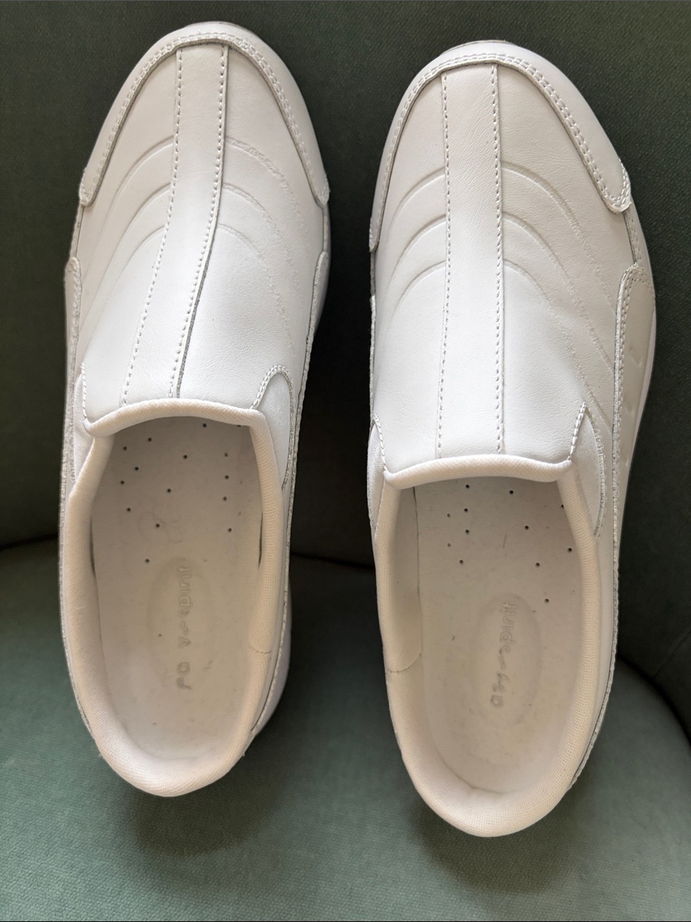 Easy Spirit women’s white shoes